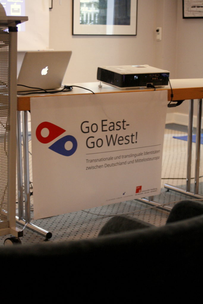 Plakat "Go East Go West" auf der Studierendenkonferenz.