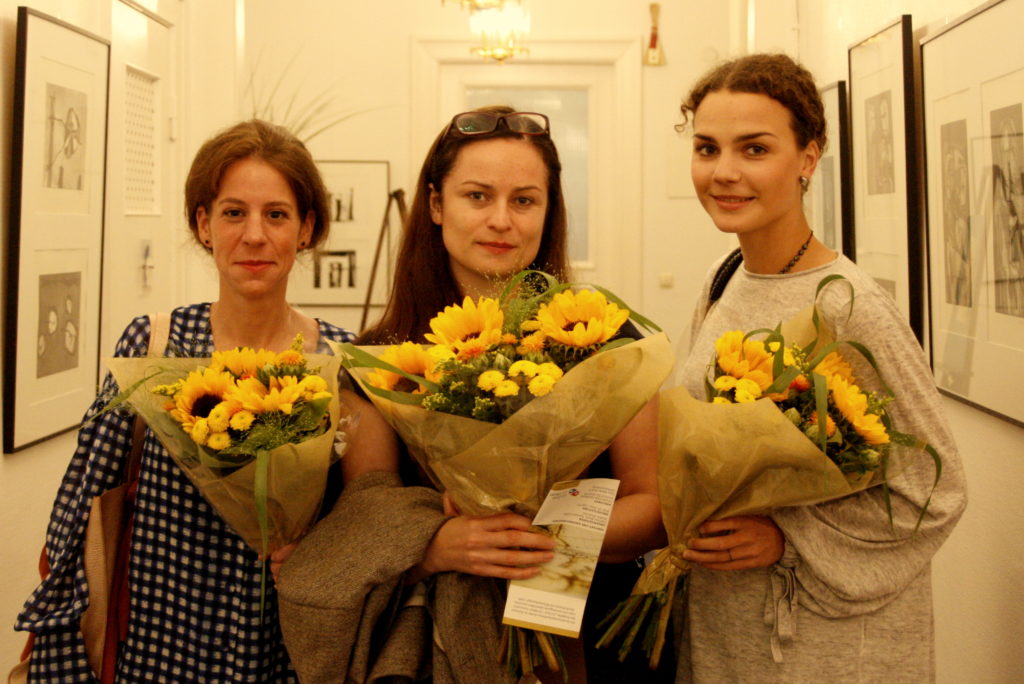 Studentinnen nach der Konferenz mit Blumensträußen