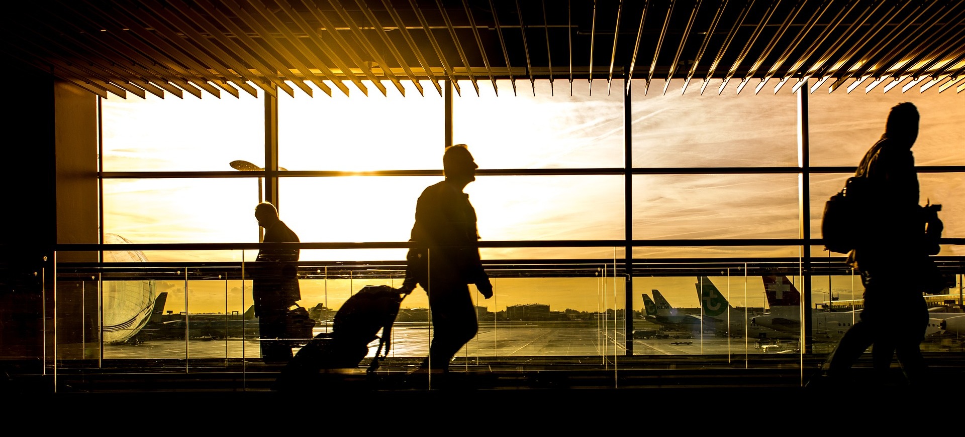 Zwei Silhouetten von Flugreisenden am Flughafen