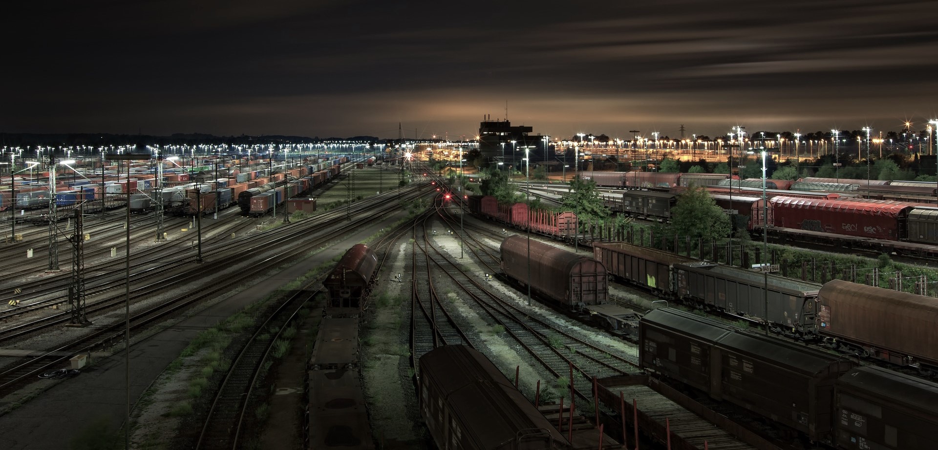 Ein Güterbahnhof bei Nacht.