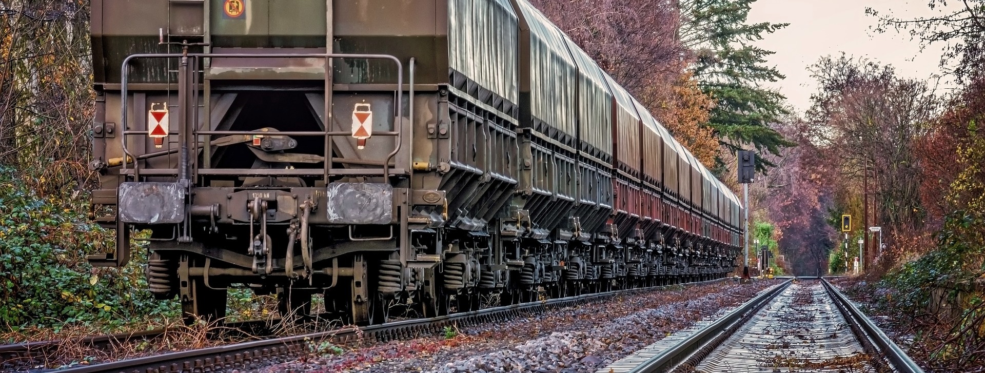 Ein Güterzug auf Gleisen von hinten rechts fotografiert.