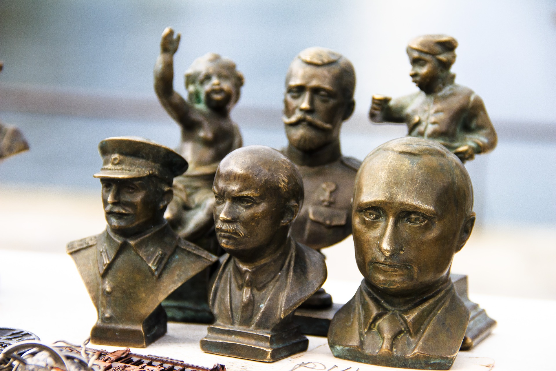 Büsten verschiedener russischer Staatsführer in Bronze.